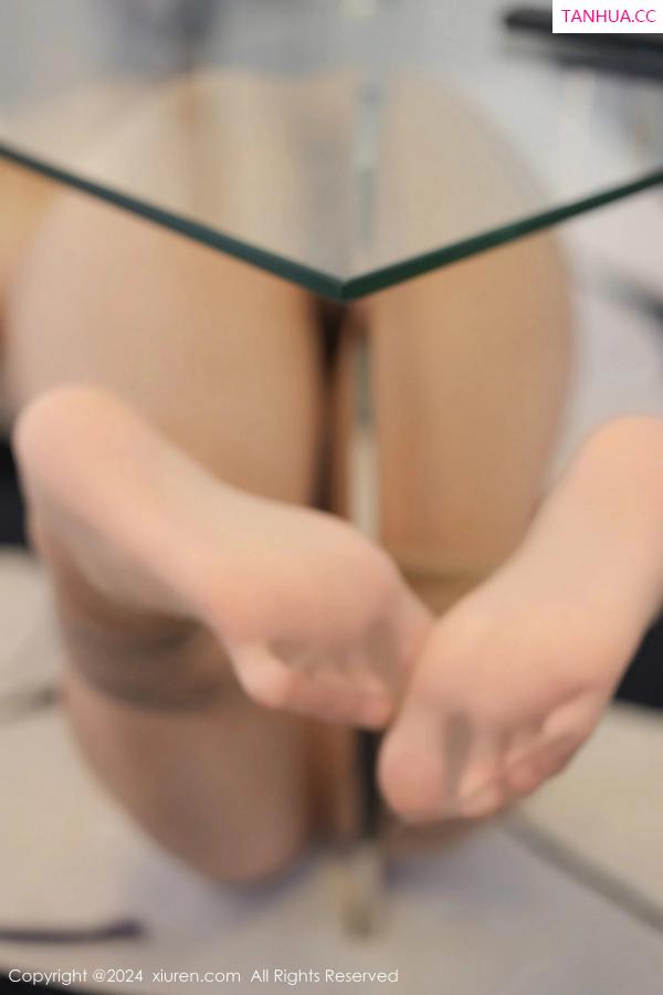   [XiuRen]高清写真图 2024.01.05 No.7918 谭小灵 牛仔裤美腿第73张图片